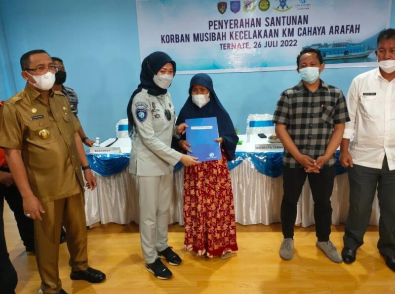Penyerahan santunan oleh Dewi Aryani Suzana selaku direktur Operasional Jasa Raharja.