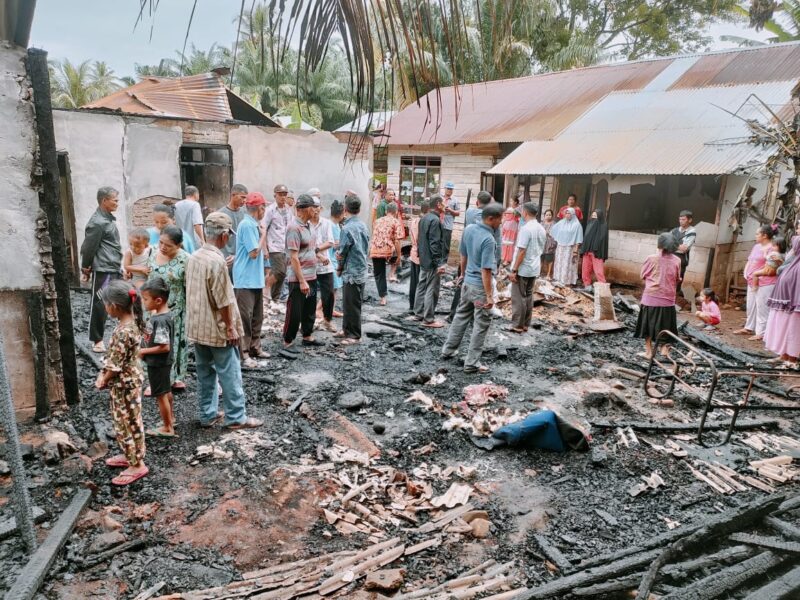 Satu unit rumah permanen di Kampung Ganting, Nagari Kambang Timur, Lengayang, Pesisir Selatan ludes dilalap si jago merah.