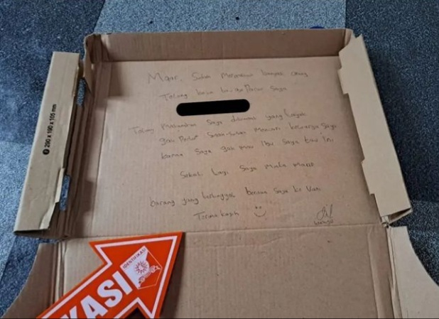 Kertas karton yang berisikan pesan yang ditulis oleh korban sebelum bunuh diri