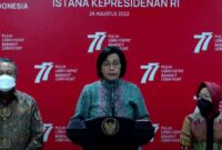 Menkeu Sri Mulyani didampingi Gubernur BI Perry Warjiyo dan Mensos Tri Rismaharini memberikan keterangan pers di Kantor Presiden, Jakarta