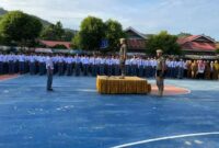 Kepala Bidang Ketentraman dan Ketertiban Umum (Trantibum) Satpol PP dan Damkar Pesisir Selatan Dongki Agung Pribumi saat menjadi pembina upacara di SMK Negeri 1 Painan, Senin (1/8)