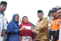 Bupati Tanah Datar Eka Putra saat menyerahkan bantuan kebakaran di Nagari Simabur, Kecamatan Pariangan, Senin (1/8)