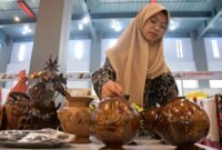 Ditangan para tangan kreatif anak muda Kota Padang, batok kelapa yang sering dibuang disulap menjadi berbagai kerajinan tangan yang memiliki nilai jual yang tinggi. Foto: Diskominfo Padang 