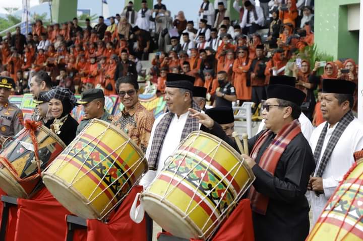Pemukulan Gandang Tabuah menandai di launchingnya Muatan Lokal Bahasa dan Sastra Minangkabau Serta Program Transformasi Digital  Pendidikan di Kota Solok