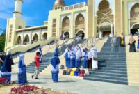 Salah satu rombongan jemaah BKMT yang Berswafoto bersama di depan Masjid Islamic Center Kota Padang Panjang, Ahad (7/8).