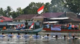 Upacara Hari ulang tahun Kemerdekaan Republik Indonesia ke-77 yang digelar di atas Sampan di Batang Arau, Kota Padang.