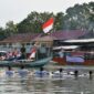 Upacara Hari ulang tahun Kemerdekaan Republik Indonesia ke-77 yang digelar di atas Sampan di Batang Arau, Kota Padang.