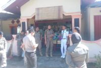 Satpol PP Pesisir Selatan, Sumatera Barat mengamankan salah seorang pelajar yang berada di luar pekarangan sekolah saat jam belajar tengah berlangsung. Dalam razia ini, dua pelajar berhasil di amankan. Foto: Satpol PP Pessel