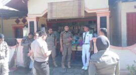 Satpol PP Pesisir Selatan, Sumatera Barat mengamankan salah seorang pelajar yang berada di luar pekarangan sekolah saat jam belajar tengah berlangsung. Dalam razia ini, dua pelajar berhasil di amankan. Foto: Satpol PP Pessel