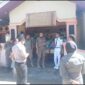 Satpol PP Pesisir Selatan, Sumatera Barat mengamankan salah seorang pelajar yang berada di luar pekarangan sekolah saat jam belajar tengah berlangsung. Dalam razia ini, dua pelajar berhasil di amankan. Foto: Satpol PP Pessel
