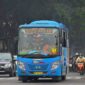 Trans Padang sedang melaju di jalanan Kota Padang