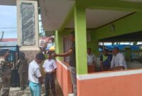 Dua siswa MAN 2 Pesisir Selatan saat diciduk Satpol PP saat sedang merokok di dekat warung sekolah