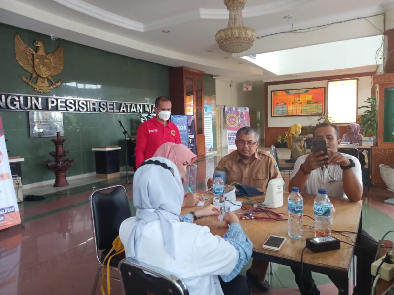 Pelaksanaan vaksinasi oleh Badan Intelijen Negara Daerah (BINDA) Sumbar di Kntor Bupati Pesisir Selatan, Selasa (2/8). Vaksinasi ini menyasar pada ASN dan Non-ASN di lingkungan pemerintahan setempat. Foto: Ronal Dodot