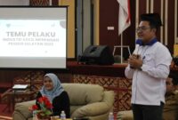 Pimpinan Cabang Bank Nagari Painan Helfiyanrika saat bincang-bincang dengan pelaku industri kecil dan menengah (IKM) Kabupaten Pesisir Selatan di Painan Convention Center (PCC), Selasa (2/8).
