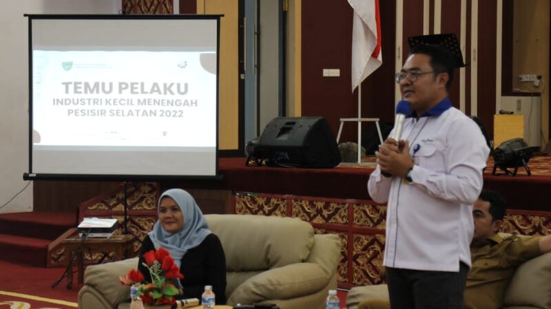 Pimpinan Cabang Bank Nagari Painan Helfiyanrika saat bincang-bincang dengan pelaku industri kecil dan menengah (IKM) Kabupaten Pesisir Selatan di Painan Convention Center (PCC), Selasa (2/8).