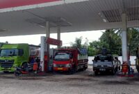 Kendaraan sedang mengisi BBM di SPBU Taratak. (Foto: Bandasapuluah.com/Afrizal)