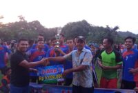 Penyerahan hadiah oleh Nasrul kepada tim yang memenangi Open Turnament IPPLT Cup III 2022 