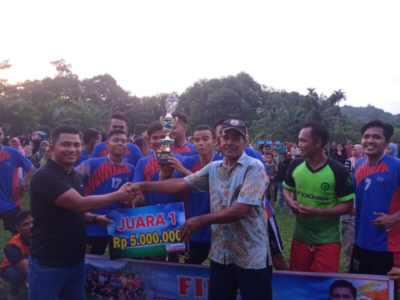 Penyerahan hadiah oleh Nasrul kepada tim yang memenangi Open Turnament IPPLT Cup III 2022 