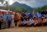 Alirman Sori foto bersama dengan Wali Nagari Gantiang Mudiak Utara Surantih Zulhadi, Pimpinan Pondok Pesantren Sabilul Jannah Dalisman, Kepala Sekolah MI Miftahul Jannah Habibullah, masyarakat Langgai dan majelis guru serta peserta didik MI Miftahul Jannah di Kampung Janang Langgai, Jumat (12/8).