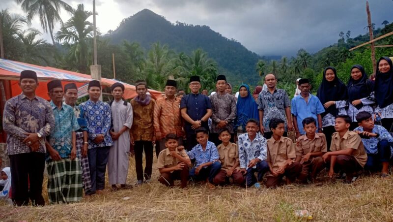 Alirman Sori foto bersama dengan Wali Nagari Gantiang Mudiak Utara Surantih Zulhadi, Pimpinan Pondok Pesantren Sabilul Jannah Dalisman, Kepala Sekolah MI Miftahul Jannah Habibullah, masyarakat Langgai dan majelis guru serta peserta didik MI Miftahul Jannah di Kampung Janang Langgai, Jumat (12/8).