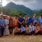 Alirman Sori foto bersama dengan Wali Nagari Gantiang Mudiak Utara Surantih Zulhadi, Pimpinan Pondok Pesantren Sabilul Jannah Dalisman, Kepala Sekolah MI Miftahul Jannah Habibullah, masyarakat Langgai dan majelis guru serta peserta didik MI Miftahul Jannah di Kampung Janang Langgai, Jumat (12/8).