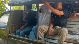 Dua pelajar yang diamankan Satgas Trantibum Pessel karena kedapatan berada di luar pekarangan sekolah saat jam belajar, Jumat (12/8).