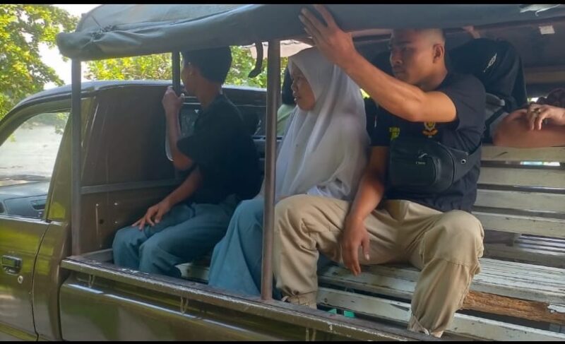 Dua pelajar yang diamankan Satgas Trantibum Pessel karena kedapatan berada di luar pekarangan sekolah saat jam belajar, Jumat (12/8).