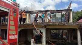 Ditinggal Pemilik rumah salat Jumat, sijago merah melahap sebuah rumah di Nagari IV Koto Mudiek, Kecamatan Batangkapas, Kabupaten Pesisir Selatan, Jumat (12/8)