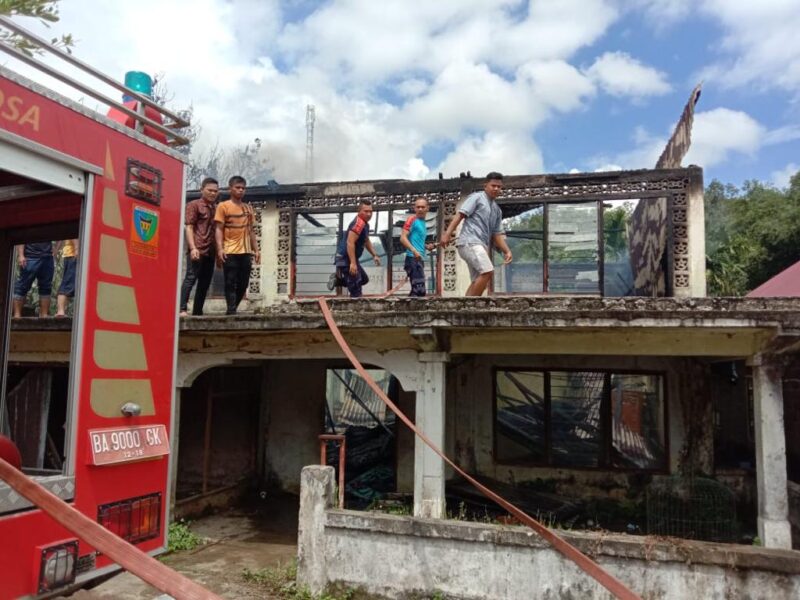 Ditinggal Pemilik rumah salat Jumat, sijago merah melahap sebuah rumah di Nagari IV Koto Mudiek, Kecamatan Batangkapas, Kabupaten Pesisir Selatan, Jumat (12/8)