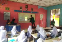 Mahasiswa KKN Universitas Andalas Nagari Kambang Barat saat menyampaikan materi tentang pentingnya keamanan dan bijak dalam menggunakan internet di SMPN 1 Lengayang, Jumat (12/8/2022).