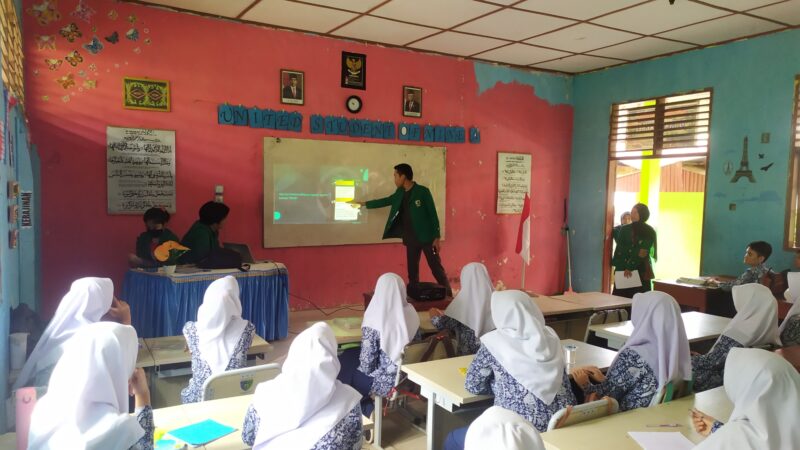 Mahasiswa KKN Universitas Andalas Nagari Kambang Barat saat menyampaikan materi tentang pentingnya keamanan dan bijak dalam menggunakan internet di SMPN 1 Lengayang, Jumat (12/8/2022).