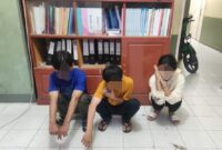 Satgas Trantibum mengamankan tiga pelajar yang masih keluyuran tengah malam di Kawasan Pantai Carocok Painan, Minggu (14/8)