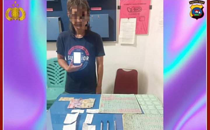 Terduga pelaku judi online jenis togel EM (48) yang tertangkap tangan oleh Polisi di Tapan