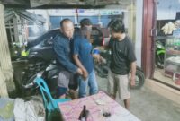 P pelaku terduga judi online jenis togel saat diamankan Reskrim Polsek Sutera