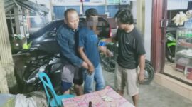 P pelaku terduga judi online jenis togel saat diamankan Reskrim Polsek Sutera