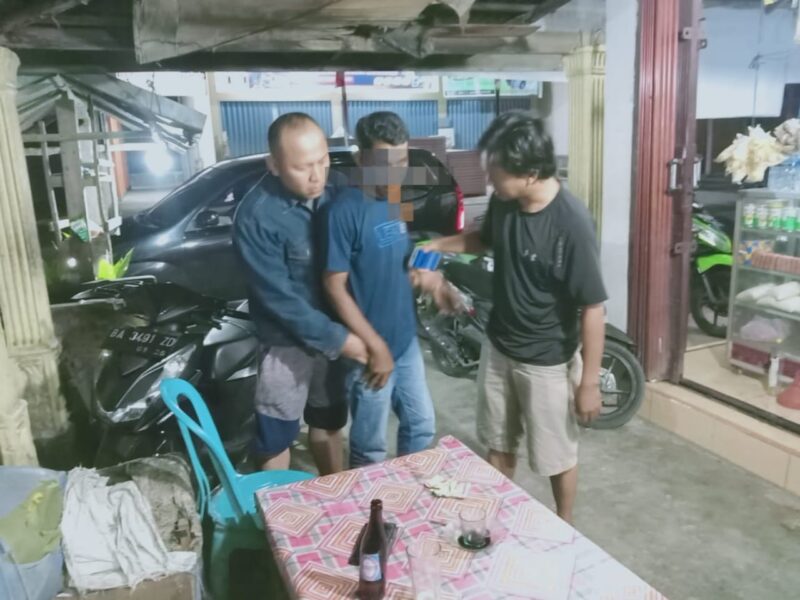 P pelaku terduga judi online jenis togel saat diamankan Reskrim Polsek Sutera