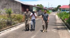 Salah seorang pelajar bolos yang terjaring razia rutin yang di gelar oleh Satpol PP Pessel, Selasa (23/8)