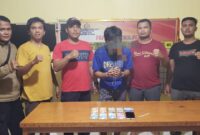 Polsek Sutera saat menangkap terduga pelaku judi online di Timbulun, Aur Duri Surantih, Kecamatan Sutera, Jumat (26/8)