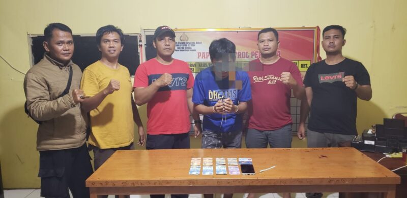 Polsek Sutera saat menangkap terduga pelaku judi online di Timbulun, Aur Duri Surantih, Kecamatan Sutera, Jumat (26/8)