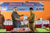 Anggota DPRD Sumatera Barat Zarfi Deson saat menyerahkan kendaraan operasional sekolah