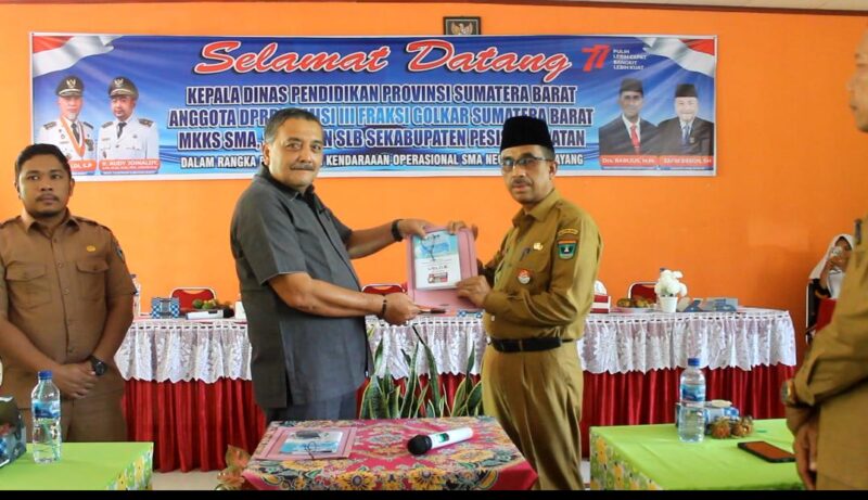 Anggota DPRD Sumatera Barat Zarfi Deson saat menyerahkan kendaraan operasional sekolah