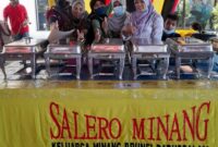Masyarakat saat tengah menyerbu masakan Minang 