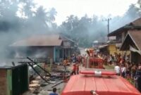 Sebuah rumah dan warung hangus terbakar di V Koto Kampuang Dalam, Kabupaten Padang Pariaman