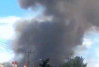 Kebakaran bangunan rumah kos di samping rel kereta api
