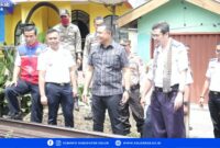 Bupati Solok dan Direktur Sarana Perkeretaapian Kementerian Perhubungan Serah Terima Rel Bekas Bongkaran di Stasiun Singkarak Kabupaten Solok