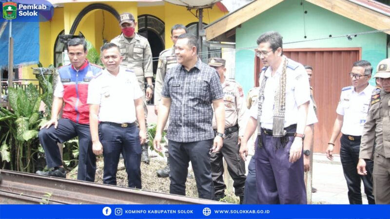 Bupati Solok dan Direktur Sarana Perkeretaapian Kementerian Perhubungan Serah Terima Rel Bekas Bongkaran di Stasiun Singkarak Kabupaten Solok