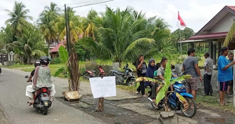 Jalan Sicincin-Pariaman Kabupaten Padang Pariaman dikritik Warga