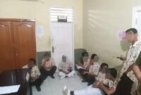 Delapan pelajar salah satu SMK di Kecamatan IV Jurai yang terjaring razia rutin Satpol PP Pesisir Selatan karena kedapatan merokok memakai seragam sekolah di tempat umum