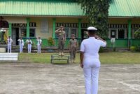 Kepala Bidang Ketentraman dan Ketertiban Umum Satpol PP Pessel Dongki Agung Pribumi saat menjadi inspektur upacara di SMKN 2 Painan 