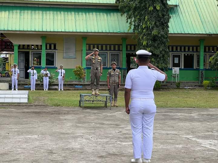 Kepala Bidang Ketentraman dan Ketertiban Umum Satpol PP Pessel Dongki Agung Pribumi saat menjadi inspektur upacara di SMKN 2 Painan 